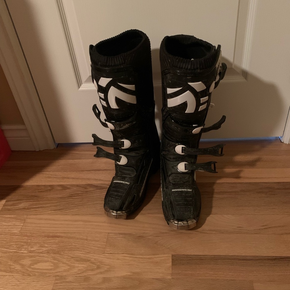 Women’s size 8 (fits like 7.5) moose racing boots